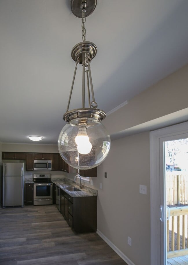 Building Photo - Updated Townhome w/GARAGE in BRANCHWOOD!