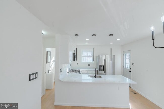 Building Photo - 413 Kennedy St NE