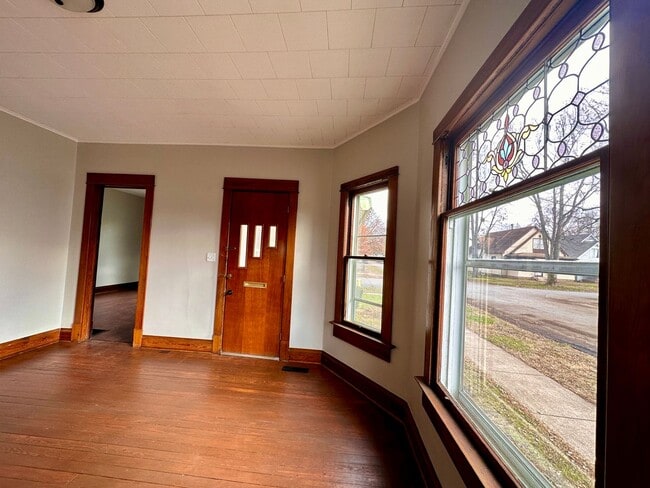 Building Photo - Updated 2-Bedroom Home with Modern Upgrade...
