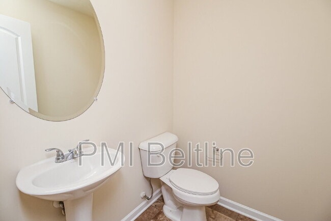 Building Photo - 5675 Laurel Ridge Cir