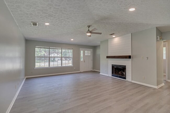 Building Photo - Nicely Renovated Ranch in Richmond Hill with Hard Surface Floors Throughout