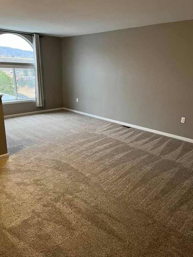 Building Photo - Great 2 bedroom/2bath condo- 3rd floor with loft! 1 car garage! Flexible Move in Date! -$250 off ...