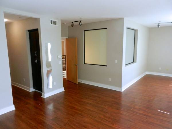 Building Photo - 395 E 4th St