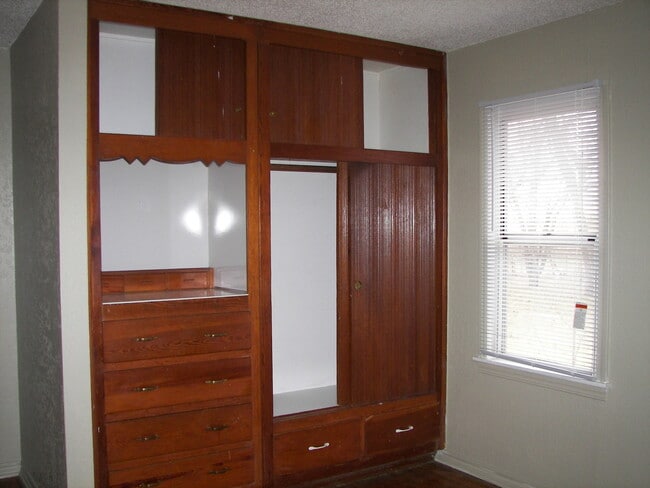 Building Photo - Cute 3 Bedrooms!