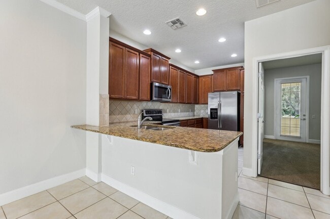 Building Photo - Gorgeous 3/3 Townhouse in VillageWalk of L...