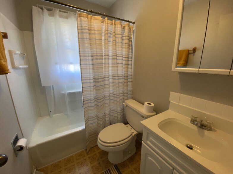 Building Photo - 3310 SE 5th St