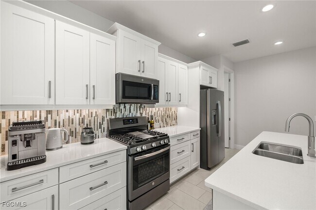 Building Photo - 11755 Solano Dr
