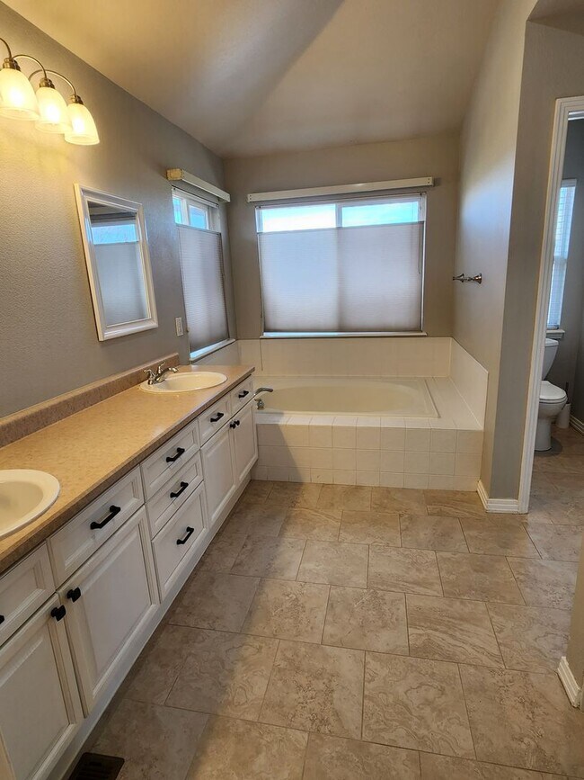 Building Photo - Parker home in Desired Stonegate Neighborhood!