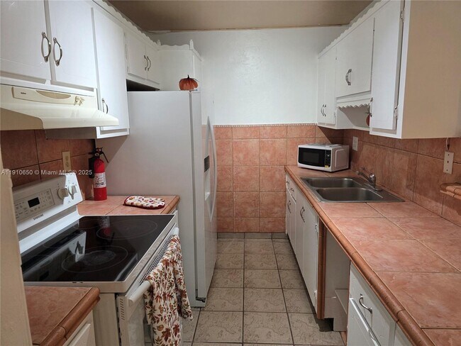 Building Photo - 10399 N Kendall Dr