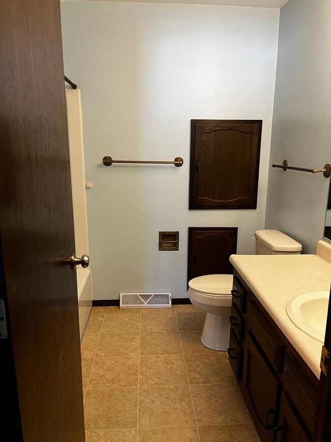 Building Photo - 3 Bed/3 Bath with Fenced in Yard!