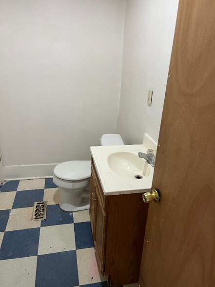 Building Photo - 1619 Lenz Ave