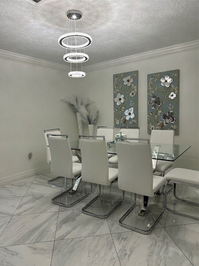 Building Photo - 1111 Doral Ln