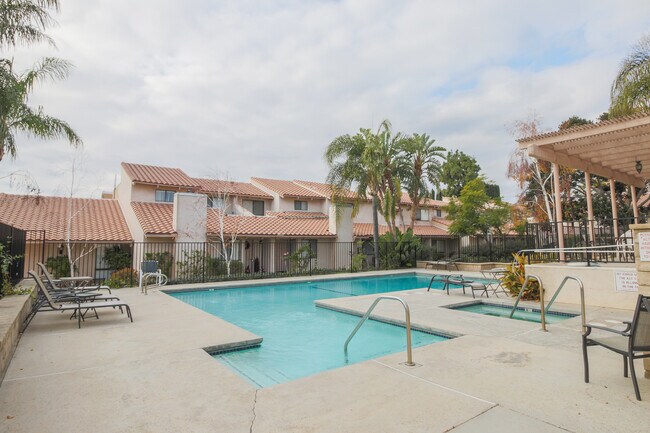 Building Photo - Beautiful Tri-Level 2BD + BONUS ROOM 3BA Townhome in Ranch Los Charcos!