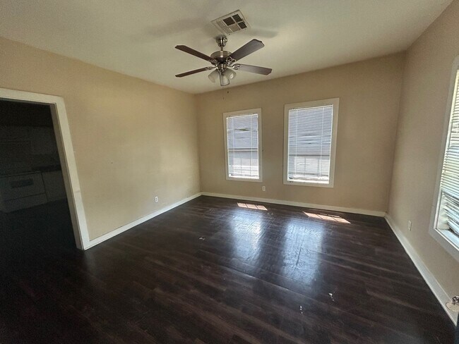 Building Photo - 2208 Cumberland Ave