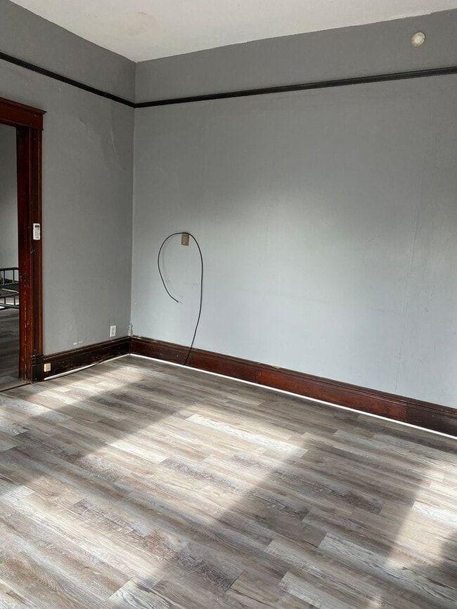 Building Photo - Nicely updated 1 BR