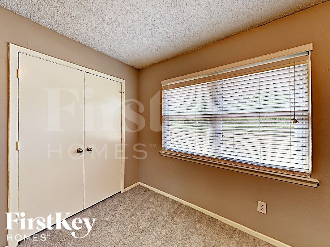 Building Photo - 3000 Laurel Ln