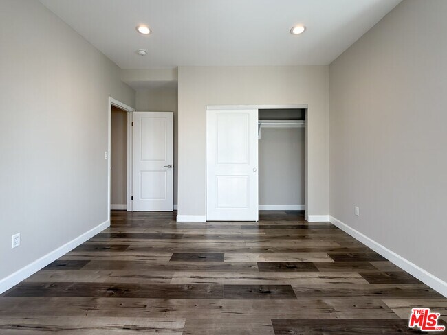 Building Photo - 5651 Willowcrest Ave