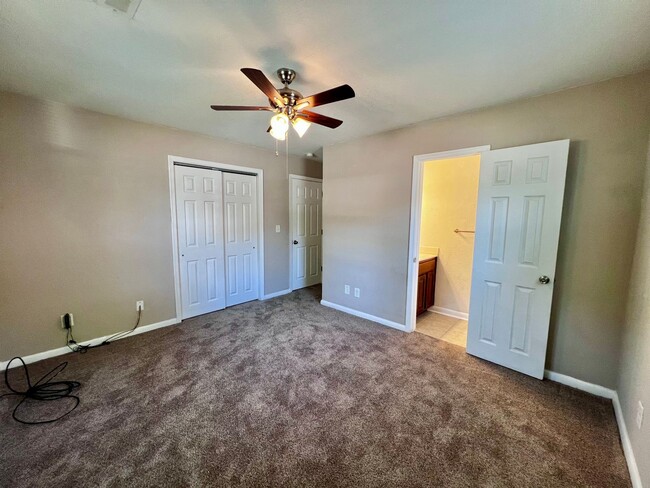 Building Photo - Gorgeous fully renovated 4 bedroom home in...