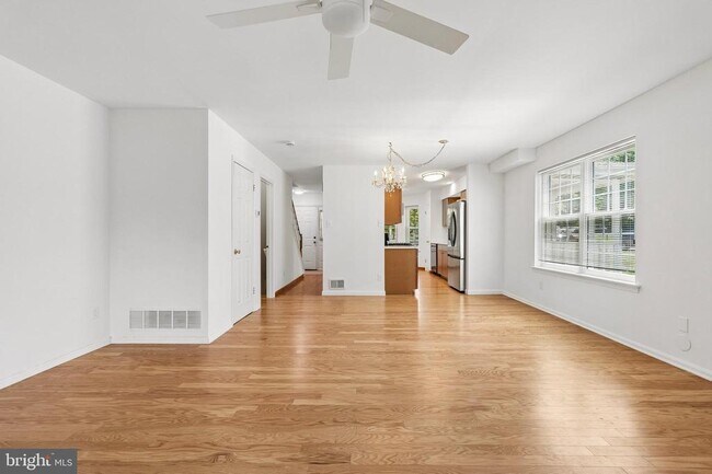 Building Photo - 266 Leedom Way