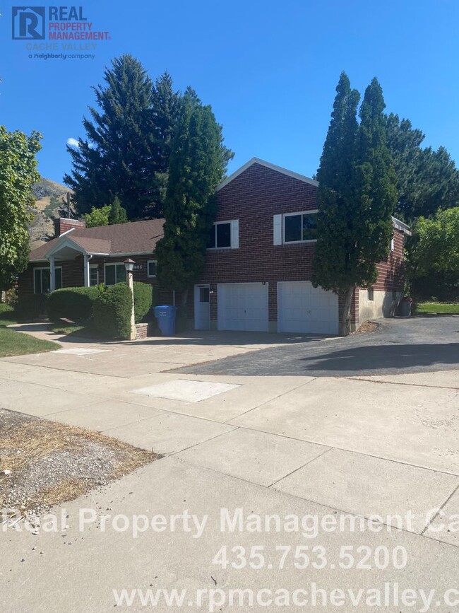 Primary Photo - Great 5 bedrooms and 3 baths home Close to...
