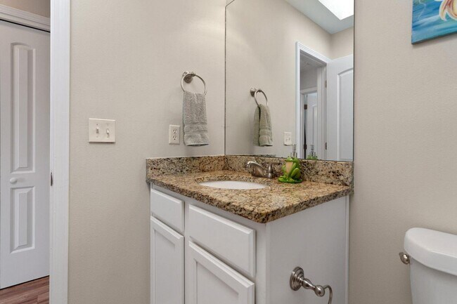 Building Photo - 511 Oak Ave