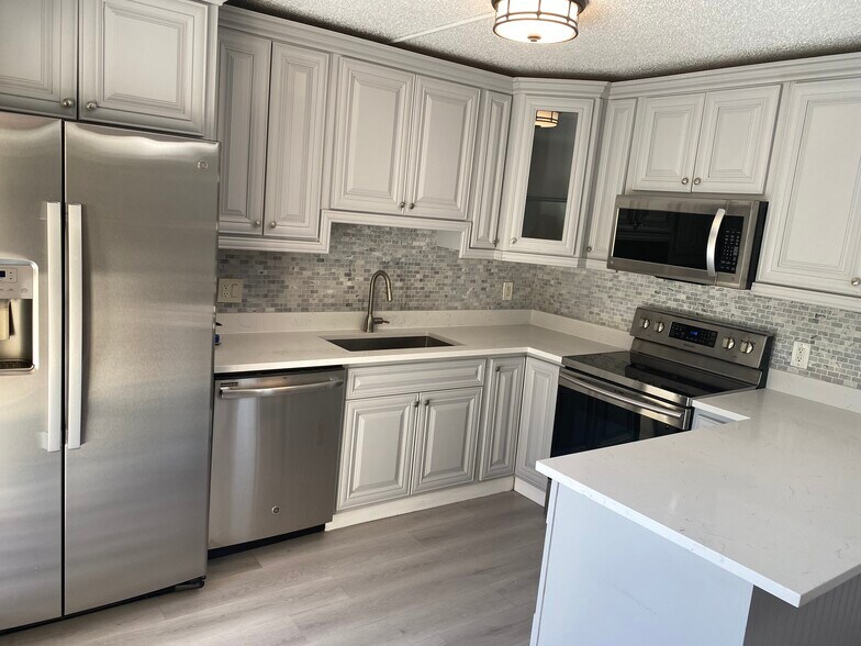 Kitchen - 3301 Spanish Wells Dr