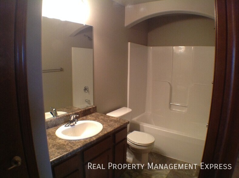 Building Photo - Perfect 2 Story 2 Bedroom Town Home in Har...