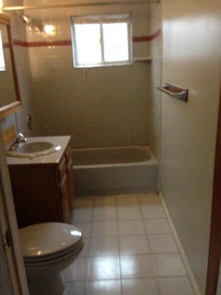 Building Photo - 34 N Elmhurst Ave