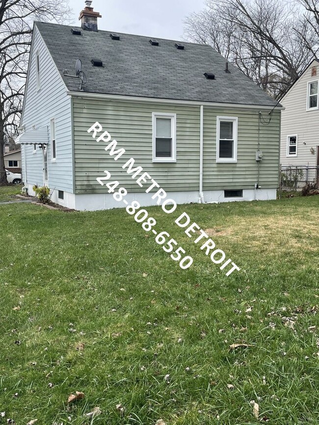 Building Photo - Move in Ready Bungalow in Redford