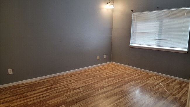 Building Photo - Spacious and turn key ready 2 bedroom apar...