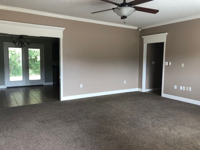 Building Photo - Charming 3-Bedroom Home in a Quiet Neighbo...