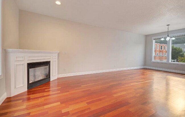 Building Photo - This Gorgeous Townhome has 3 Bedrooms, 3 1...