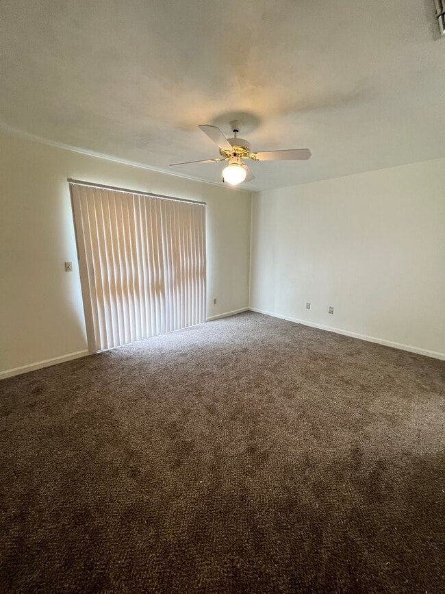 Building Photo - 2BR/2BATH Great School Zones! Available Summer 2026