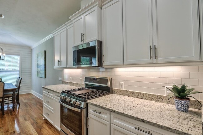 Building Photo - 2404 Sweet Valley Hts