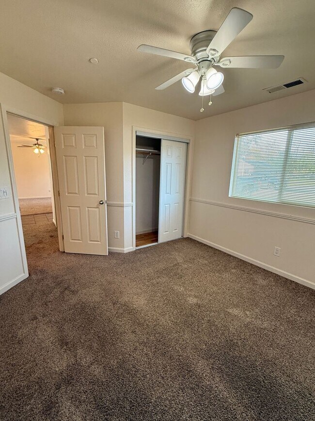 Building Photo - 3 Bedroom 2 Bath House!