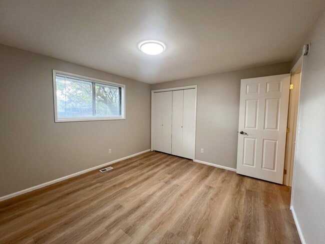 Building Photo - 3 Bedroom, 2 bath 1836 sqft House in Sunset Village