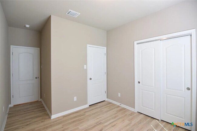 Building Photo - 1040 Lakeway Crossing Dr