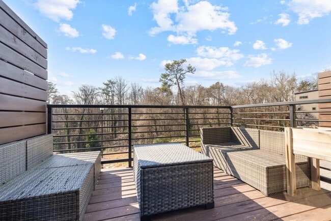 Building Photo - 2356 Mason Dr