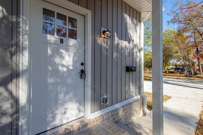 Building Photo - 1523 S Cedar St