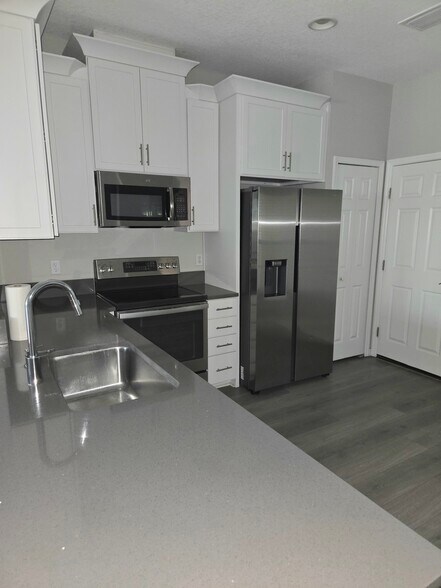 Large kitchen. - 30149 Southwell Ln