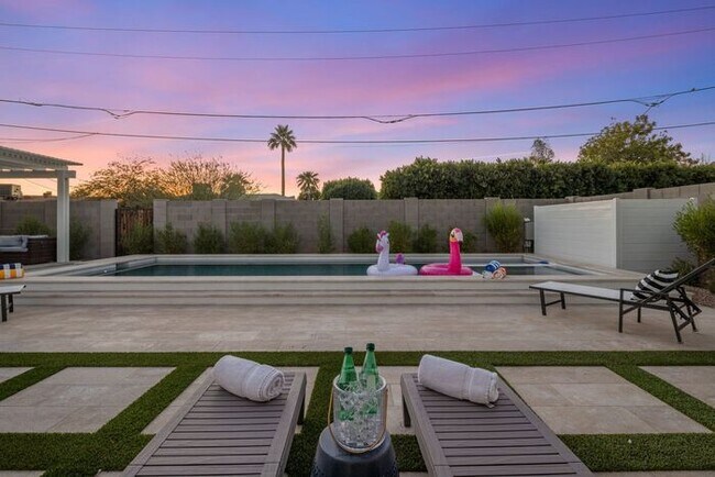 Building Photo - COMING SOON! Fully Furnished 3 Bedroom 3 Bathroom Home in Old Town Scottsdale