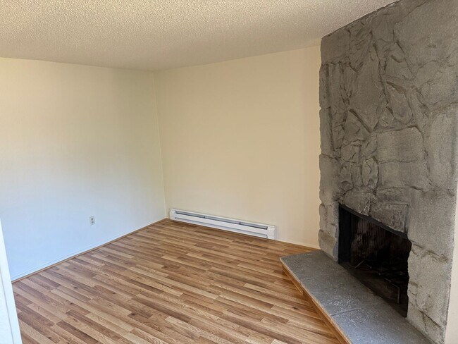 Building Photo - 1 Bedroom 1 Bath Upper Unit w/ Deck and Co...