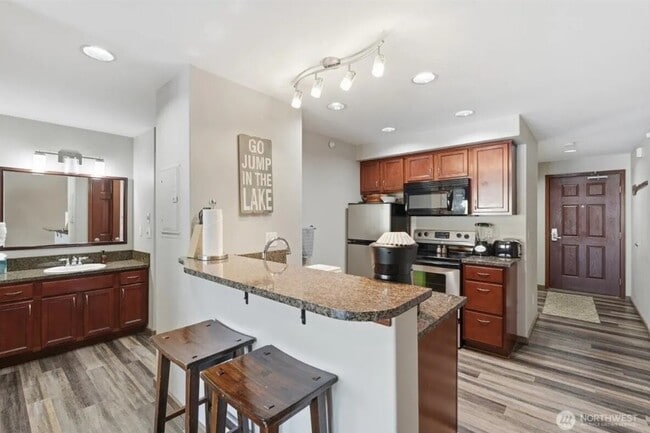 Building Photo - 322 W Woodin Ave