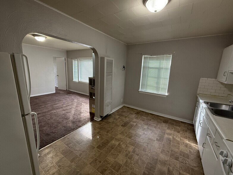 Building Photo - 206 Locust St