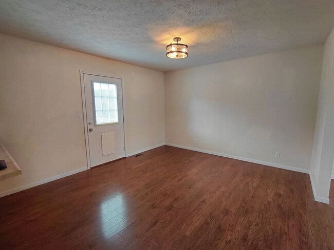 Building Photo - Home close to Post