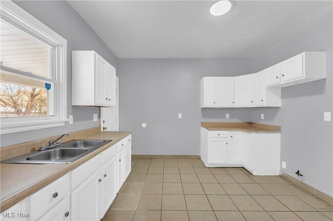 Building Photo - 3138 W 101st St