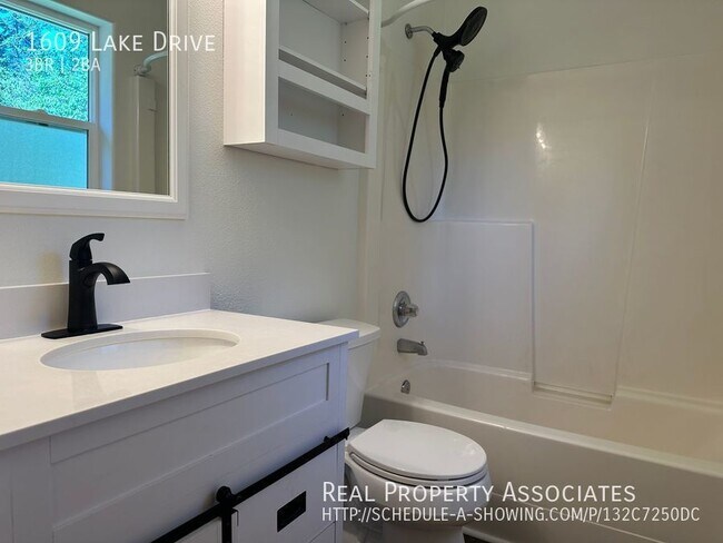 Building Photo - Island Life