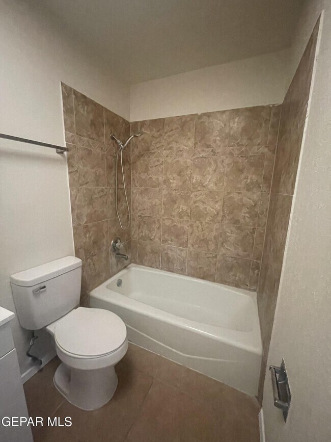 Building Photo - 5761 Longview Dr