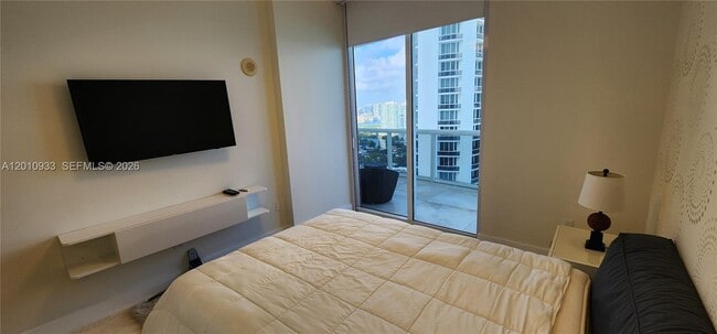 Building Photo - 15811 Collins Ave