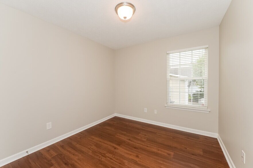 Building Photo - 925 Birchmill Point S